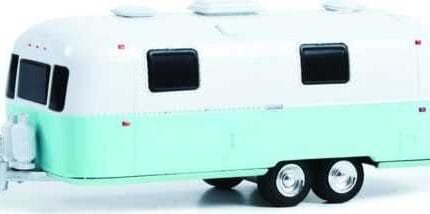1971 Airstream Double-Axle Land Yacht Safari in 1:64 scale by Greenlight